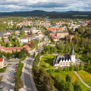 Vy över Arvidsjaurs kyrka ner mot samhället.