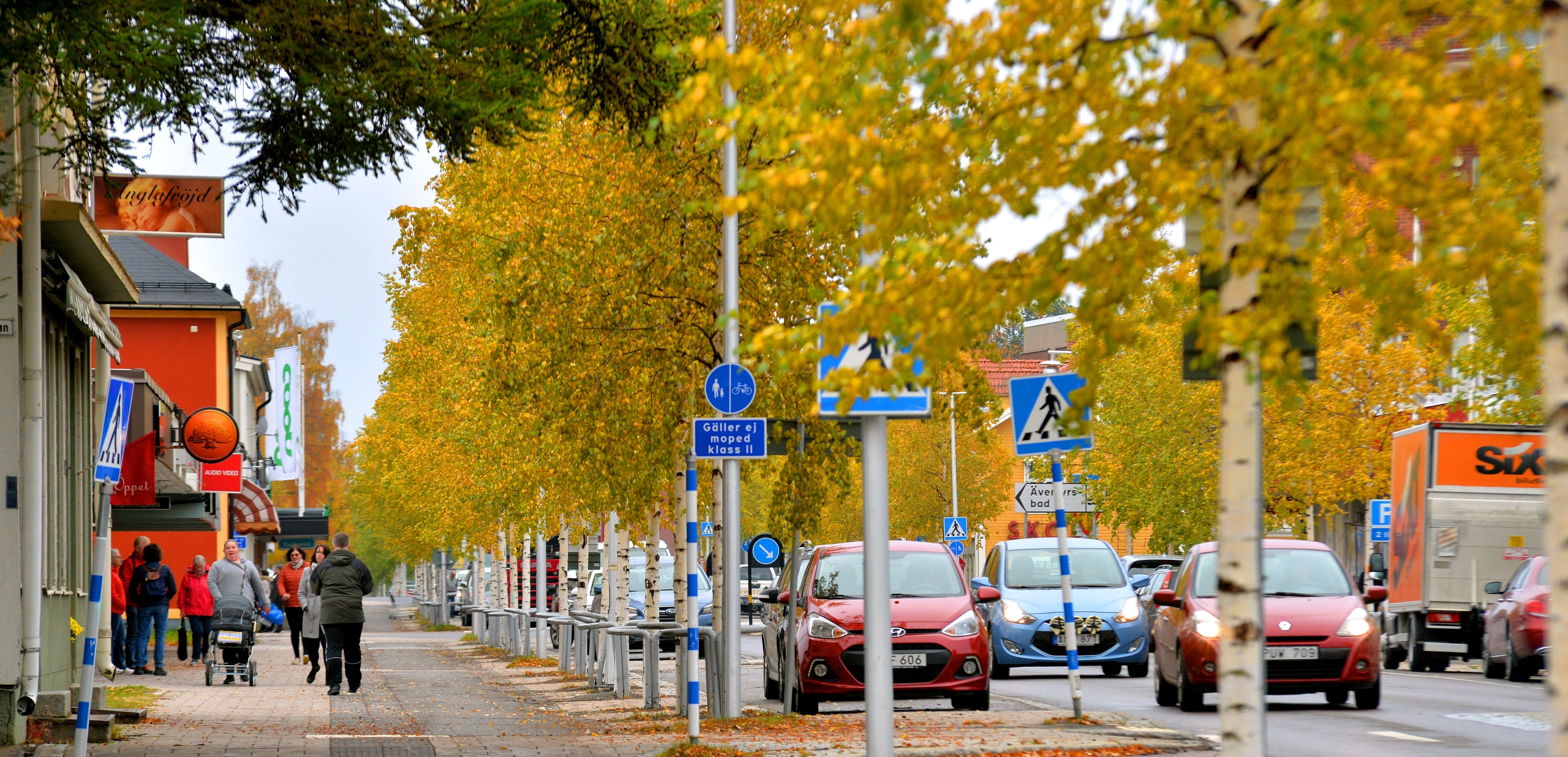 Bild på parkerade bilar längs Storgatan. Foto av Kent Norberg.