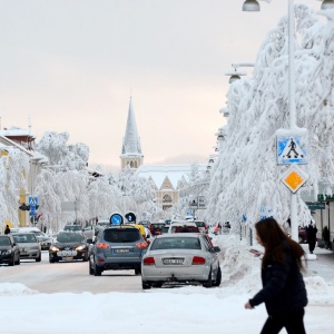 Vintervy av Storgatan i Arvidsjaurs samhälle.