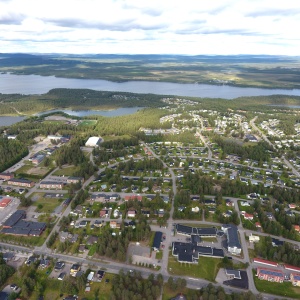 Drönarvy över Arvidsjaurs samhälle, sommartid.