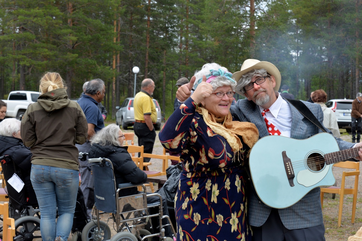 Kultur i vården, kultur, gammal, äldre, vård, aktivitet, gitarr, spelar gitarr