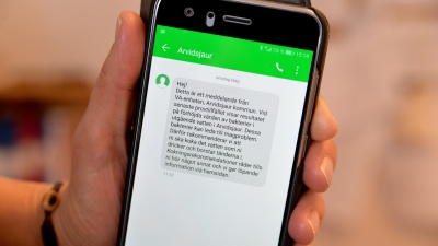 En mobil med ett sms om en kommande driftstörning.