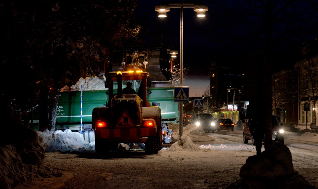 Traktor som plogar snö längs Storgatan