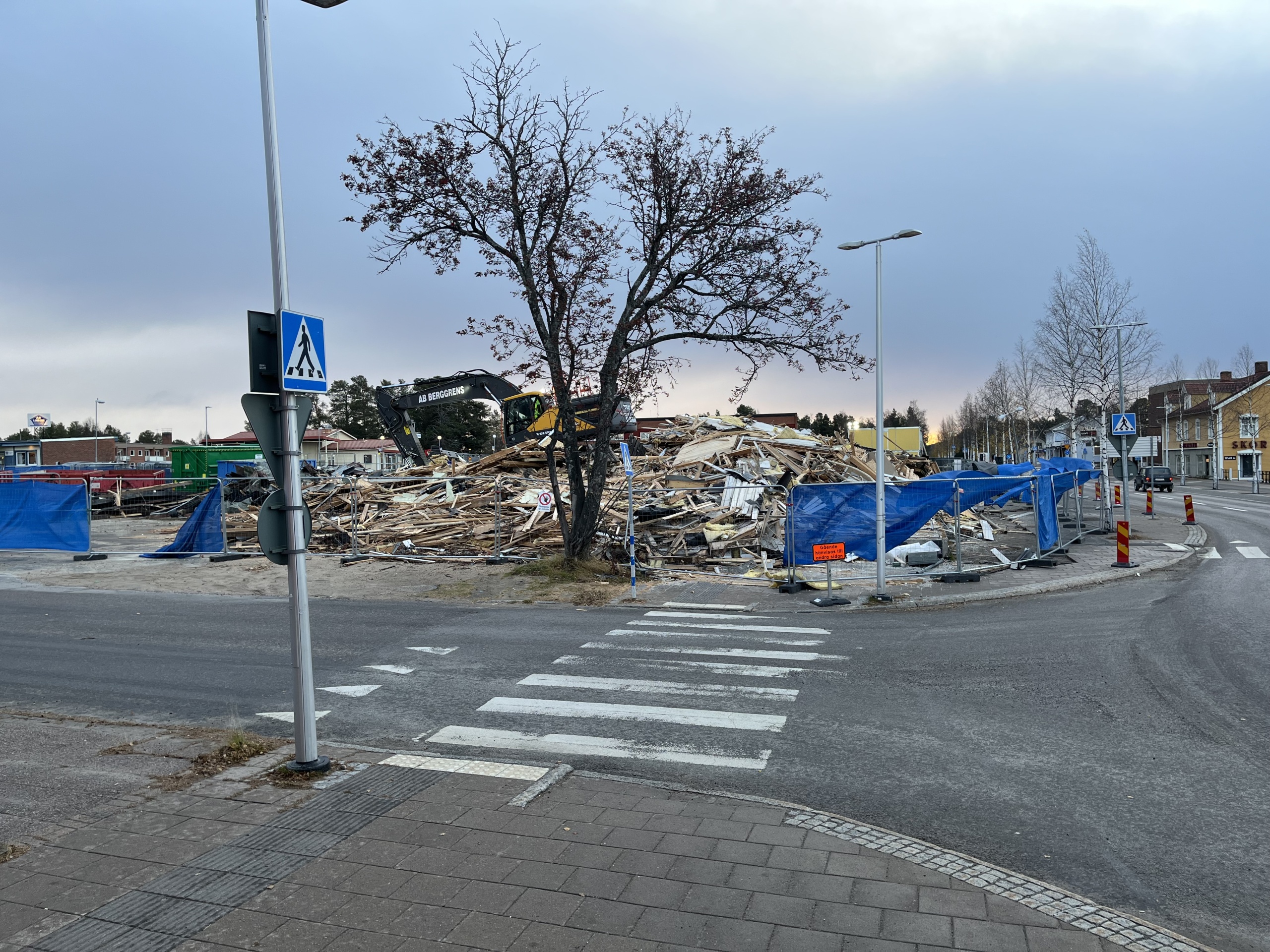 Rivning av återstoden efter storbranden av Coop.