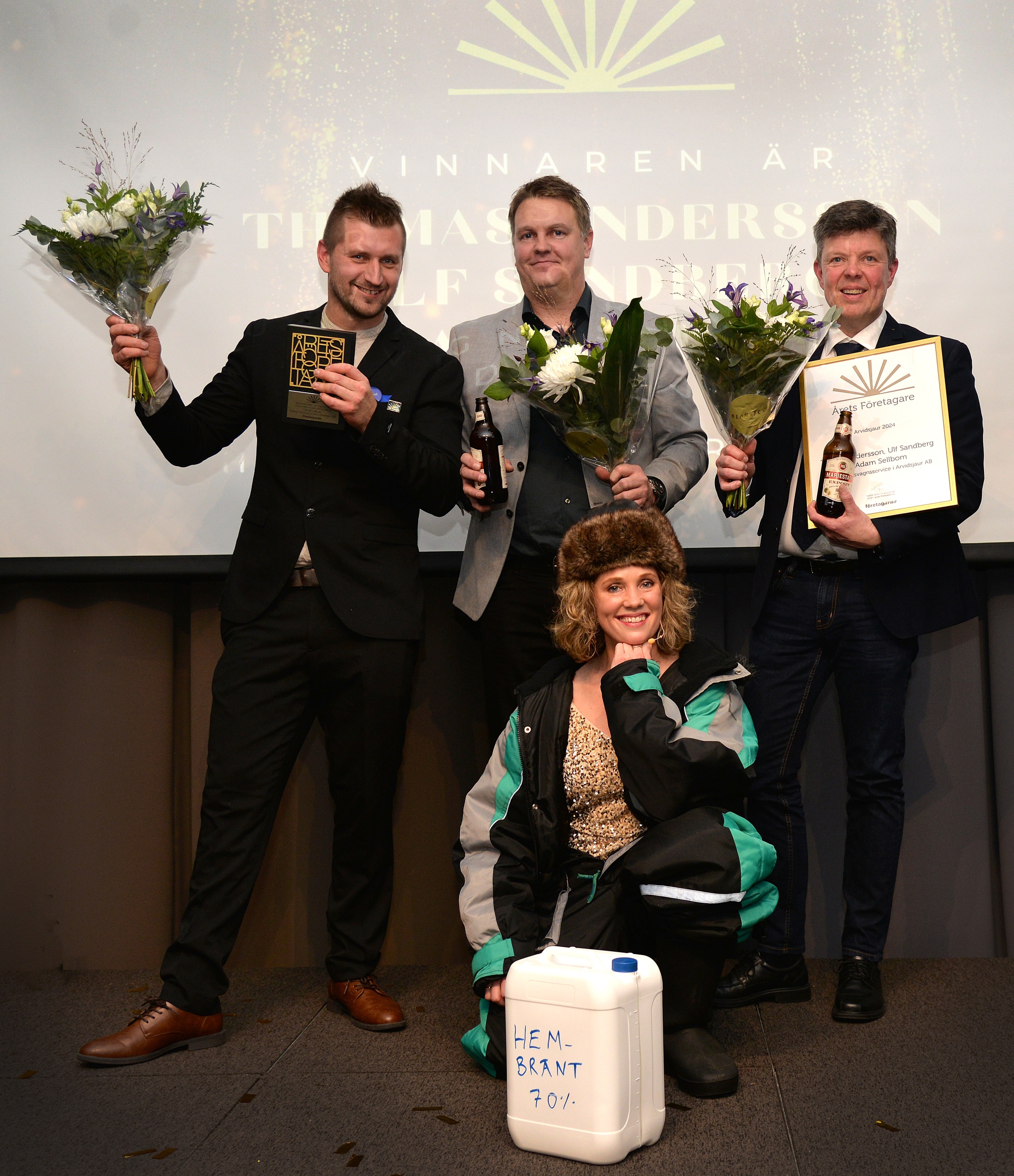 Arvidsjaur Traktor och Husvagnsservice AB, Årets företagare på Arvidsjaurgalan 2024. Adam Sellbom, Tomas Andersson, Ulf Sandberg, konferensier Amanda Colldén.