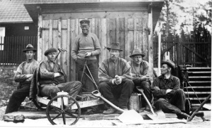 Män som justerar spåret på linjen Boden-Gällivare, troligtvis söder om Näsberg 1926. Frv: Ludvig Höglund, Emil Henriksson, banvakt Banvakt Viktor Magnusson, Albert Vallin, Felix Sundqvist och Nils Johansson.