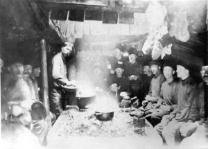 Matlagning i skogsarbetarkoja, tidigt 1900-tal.