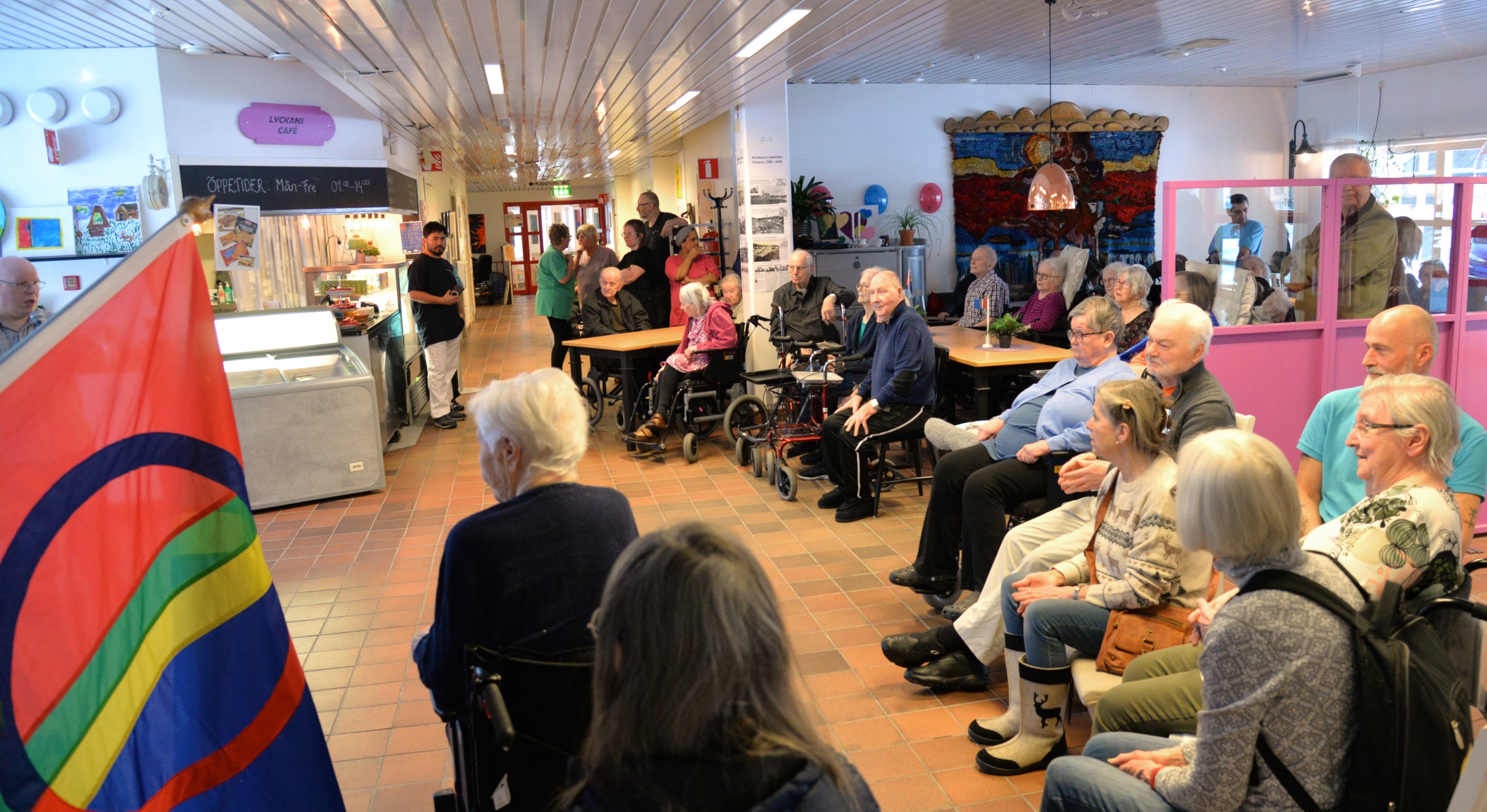 Nationaldagsfirande med musik av Stjärnteatern och fika på Lyckans Café.