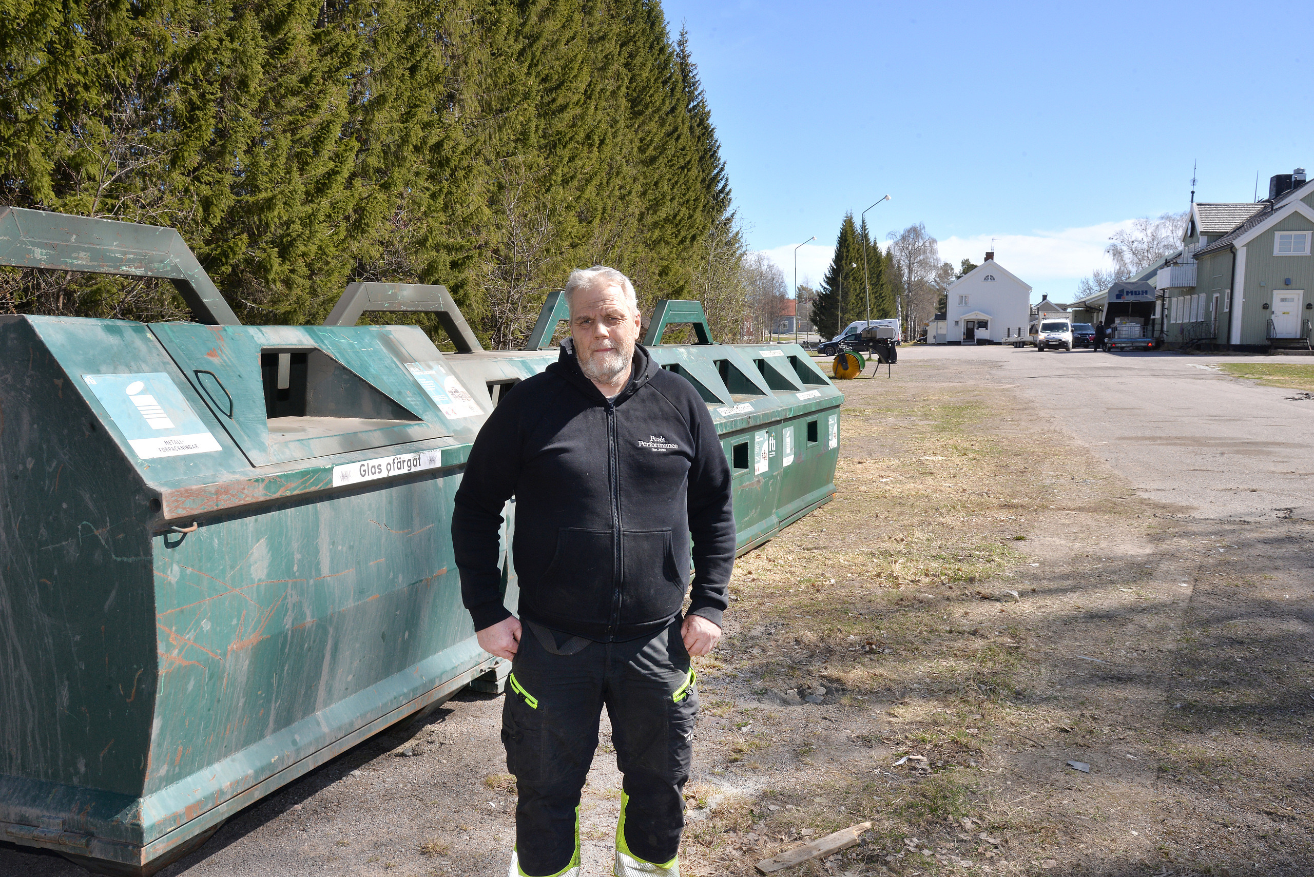 Jörgen Stenberg, företagsavfall ska lämnas på ny plats, hämtas av Almgrens åkeri och körs till deponihall i Glommersträsk, innan det slutligen bränns i Skellefteå.