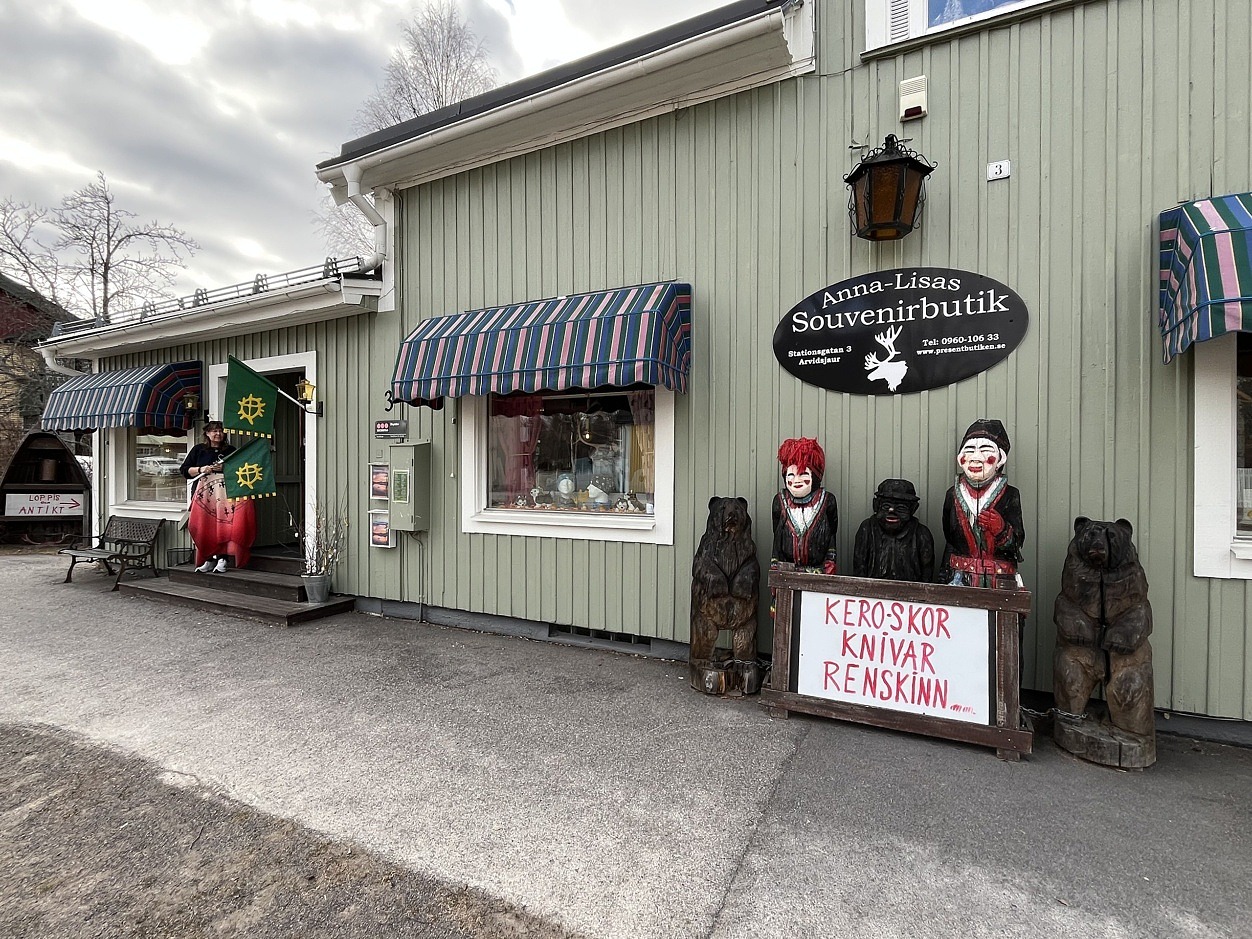 Anna-Lisas souvenirbutik, dottern Åsa Lundgren på trappan.
