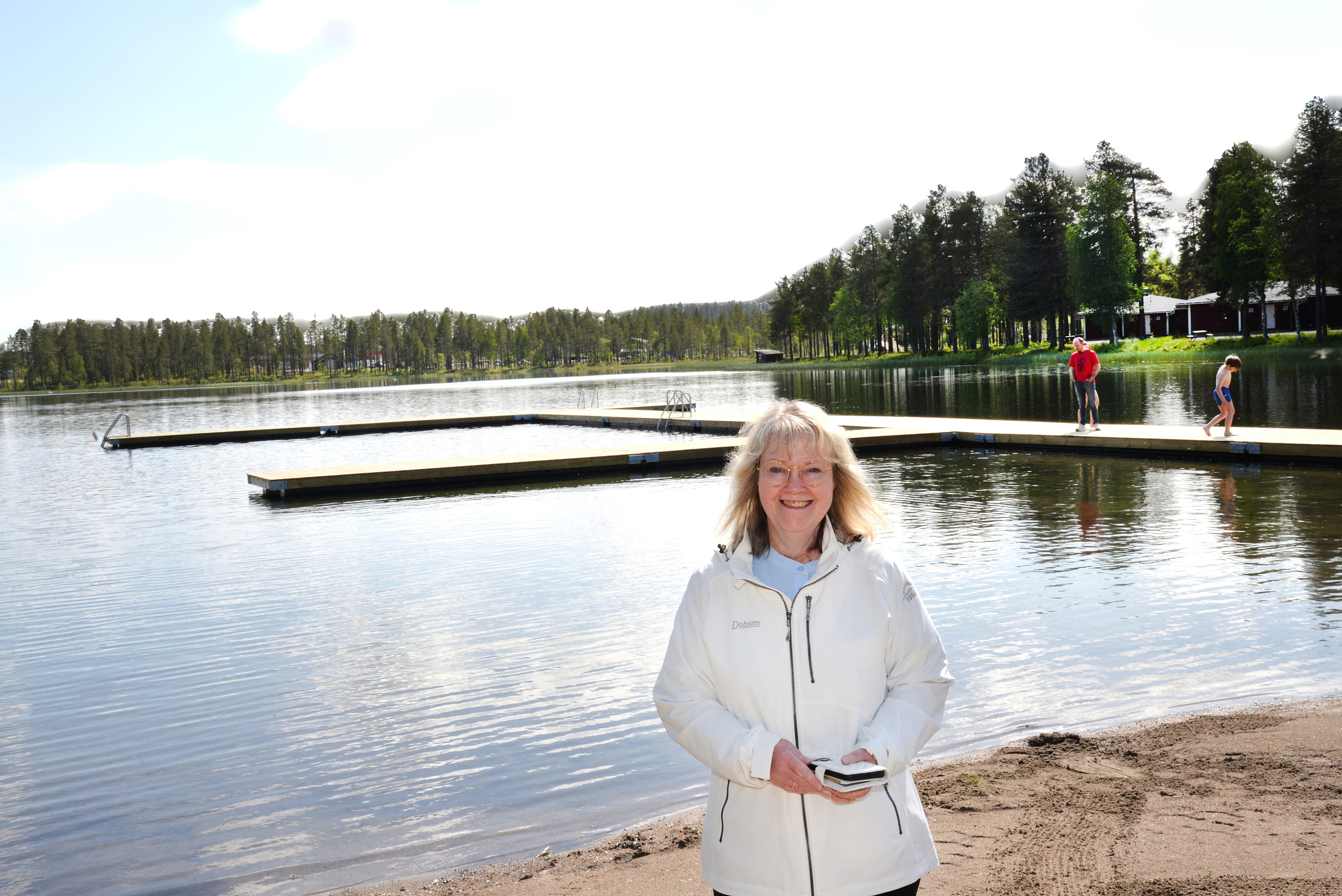 Katarina Landstedt, kultur- och fritidschef, gläds åt nya bryggor vid Tvättjärnens badplats på Camp Gielas.