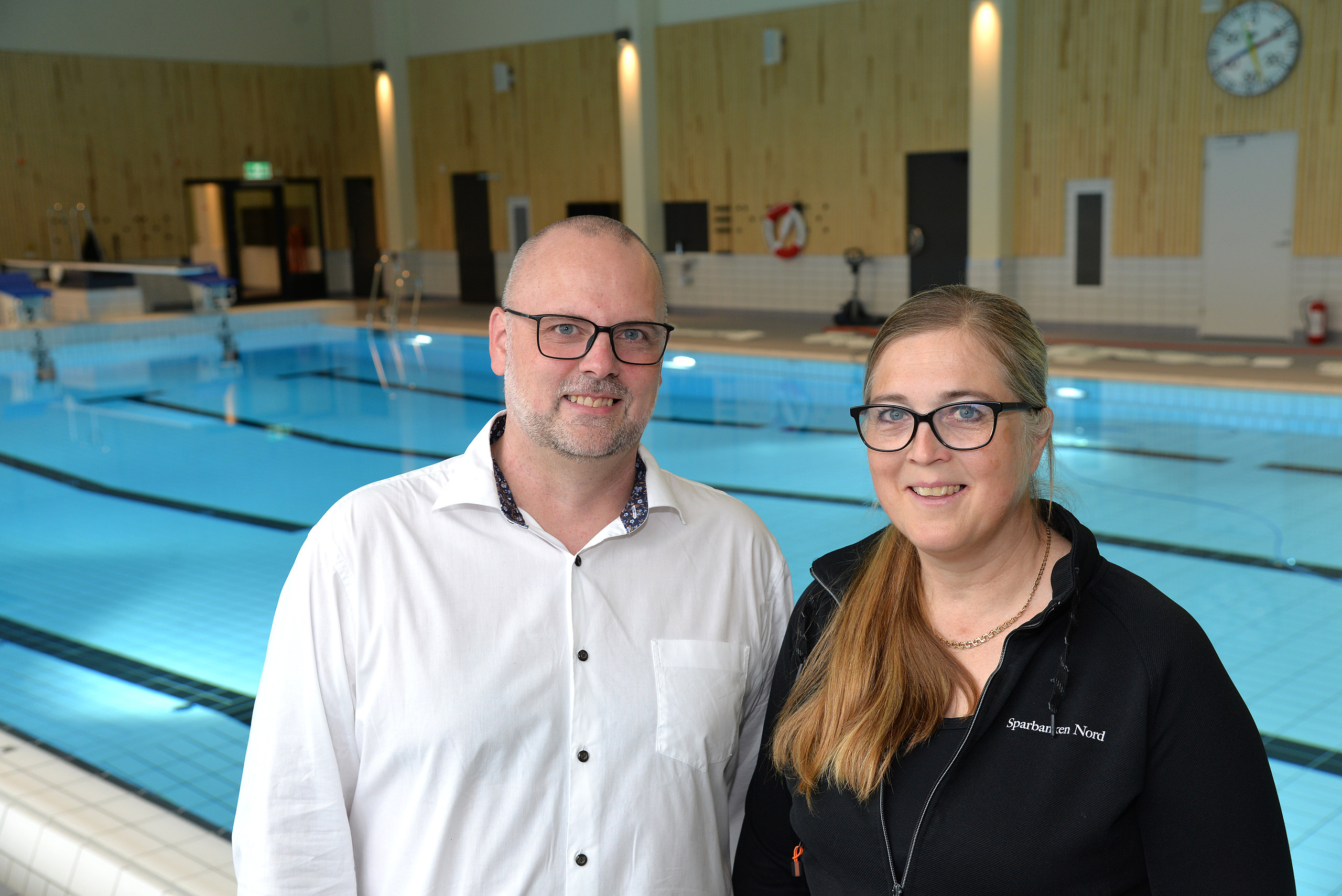 Marcus Lundberg, kommunalråd i Arvidsjaurs och Ann-Louise Högberg, kontorschef Sparbanken Nord i Arvidsjaur, i nya Sport- och simhallen som kommer att döpas till Sparbanken Nord Sport- och simhall.