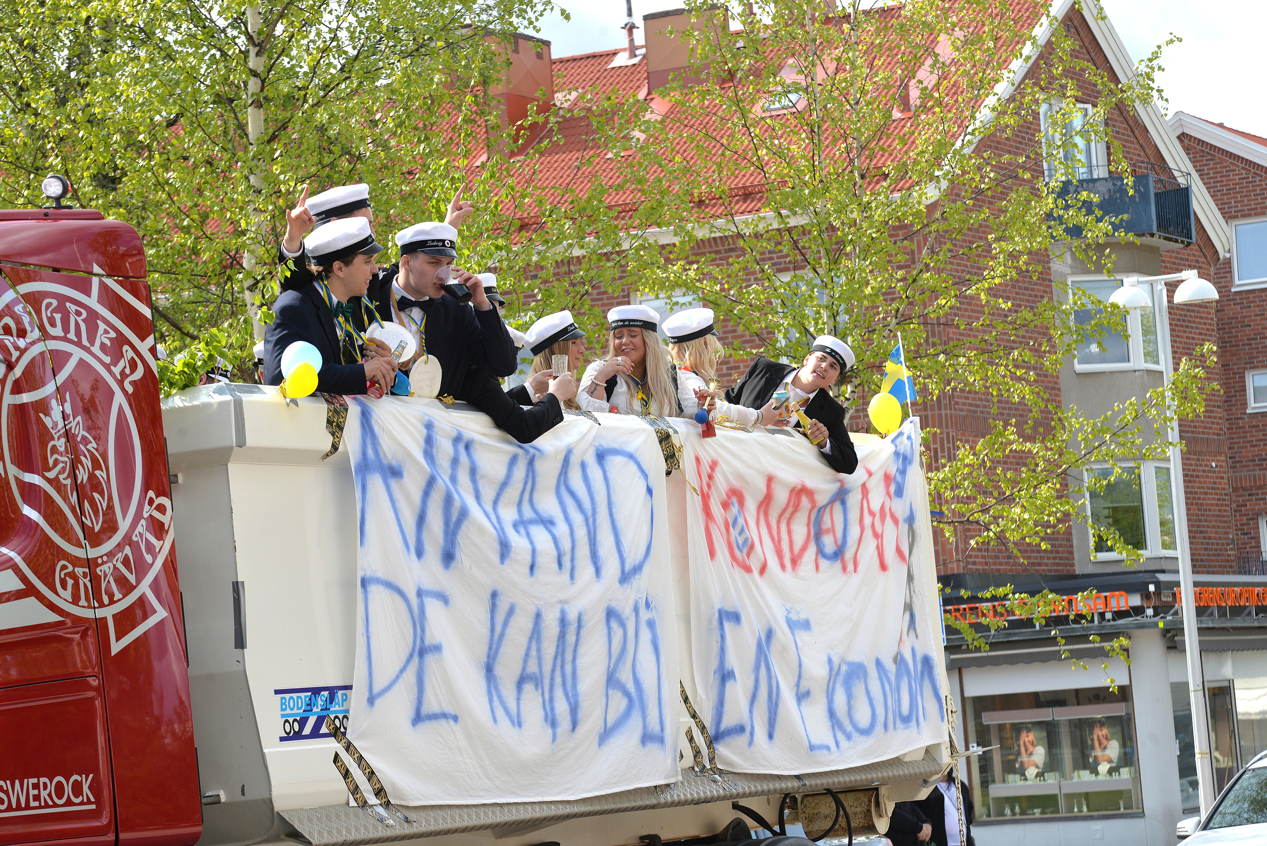 för vi har tagit studenten, studenter, gymnasie, lastbilsflak