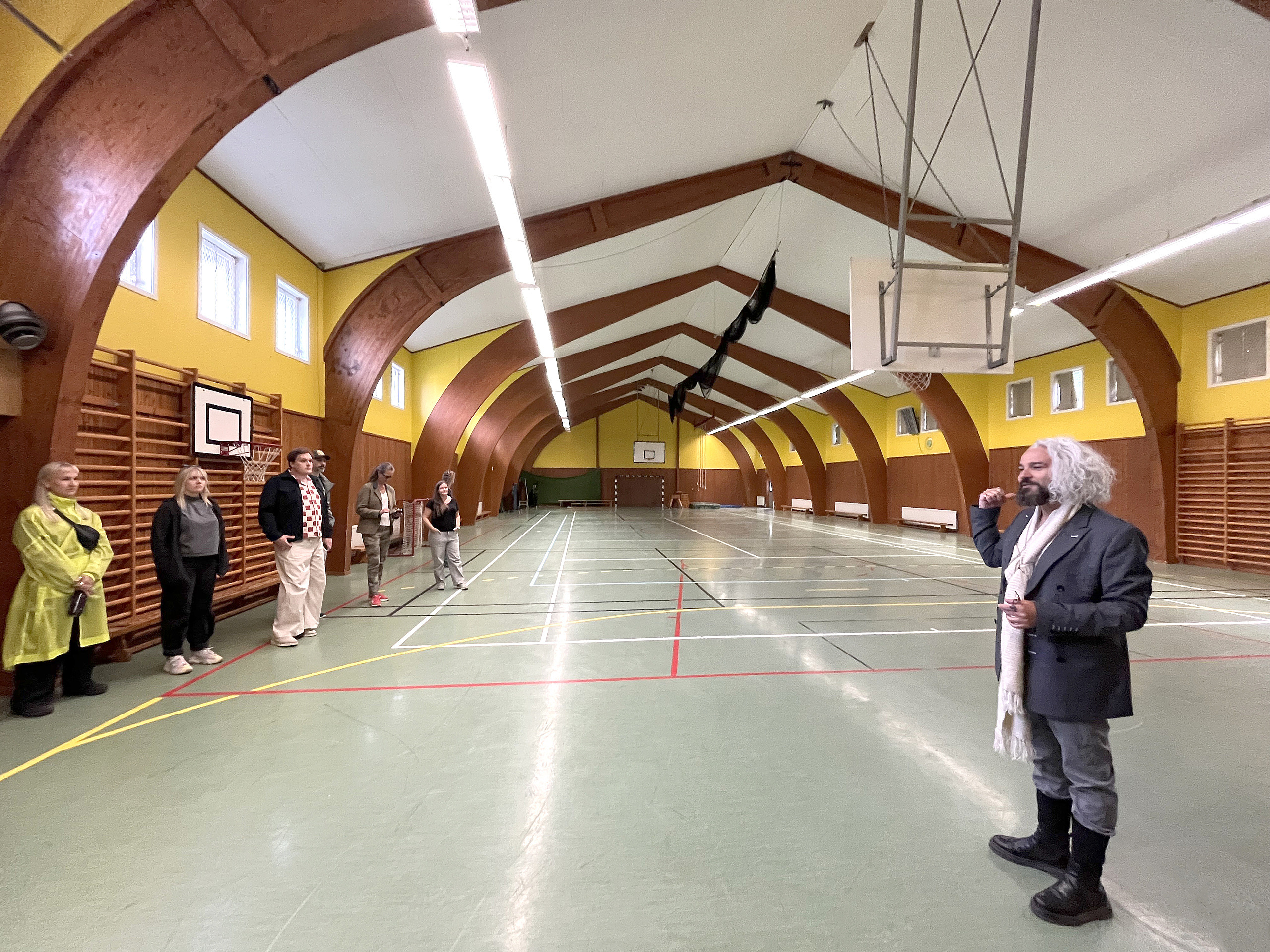 Goncales visar sporthallen i Mosko0sel Creative Lab