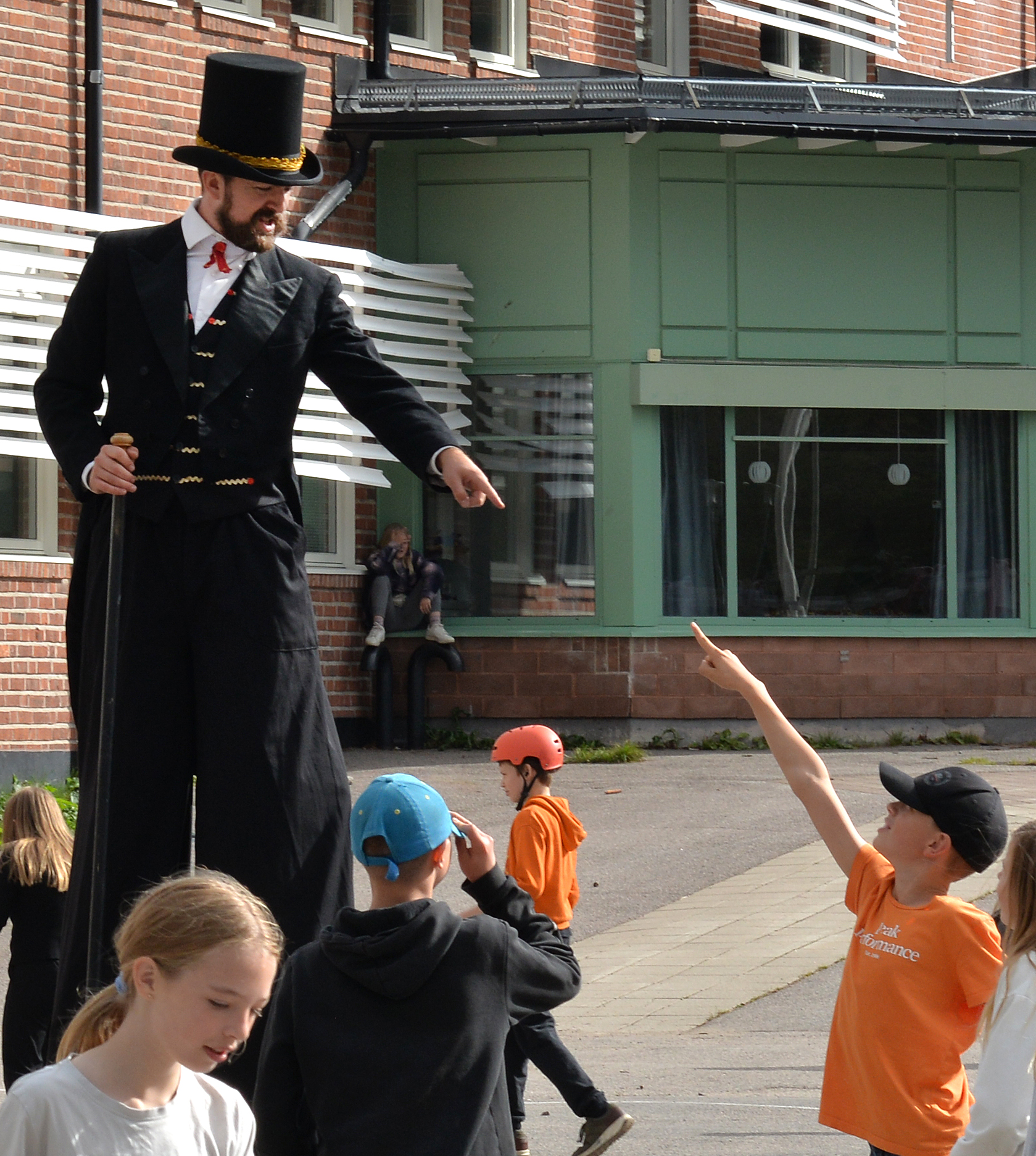 Nordcirkus, skapande skola, Ringelskolan, elever, evenemang, långa farbrorn, peka