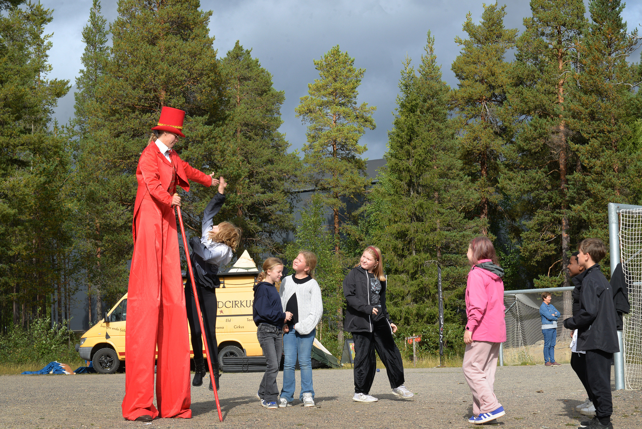 Nordcirkus, skapande skola, långa farbrorn, peka, Ringelskolan, elever, evenemang, Sara Oja