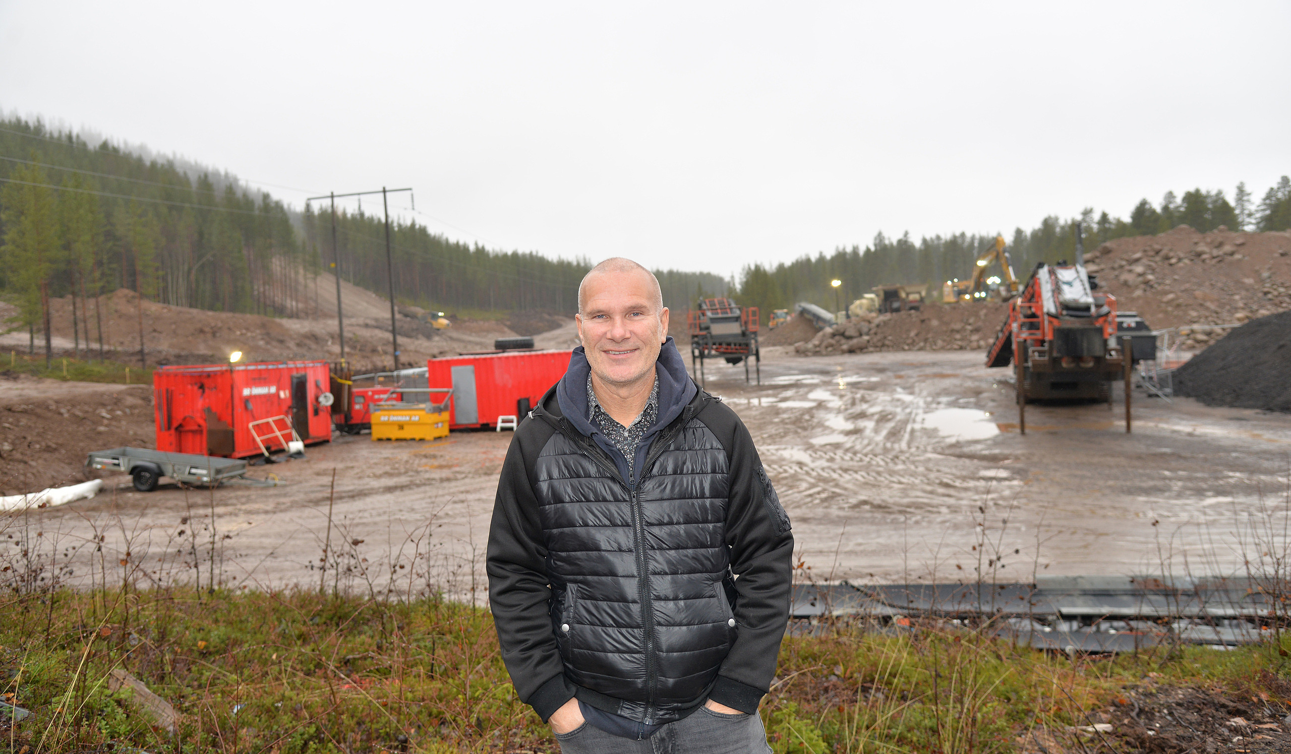 Bengt-Peder Björn, ordförande i IFK Skidor, framför byggnationerna av "nya" Rymmarstadion.