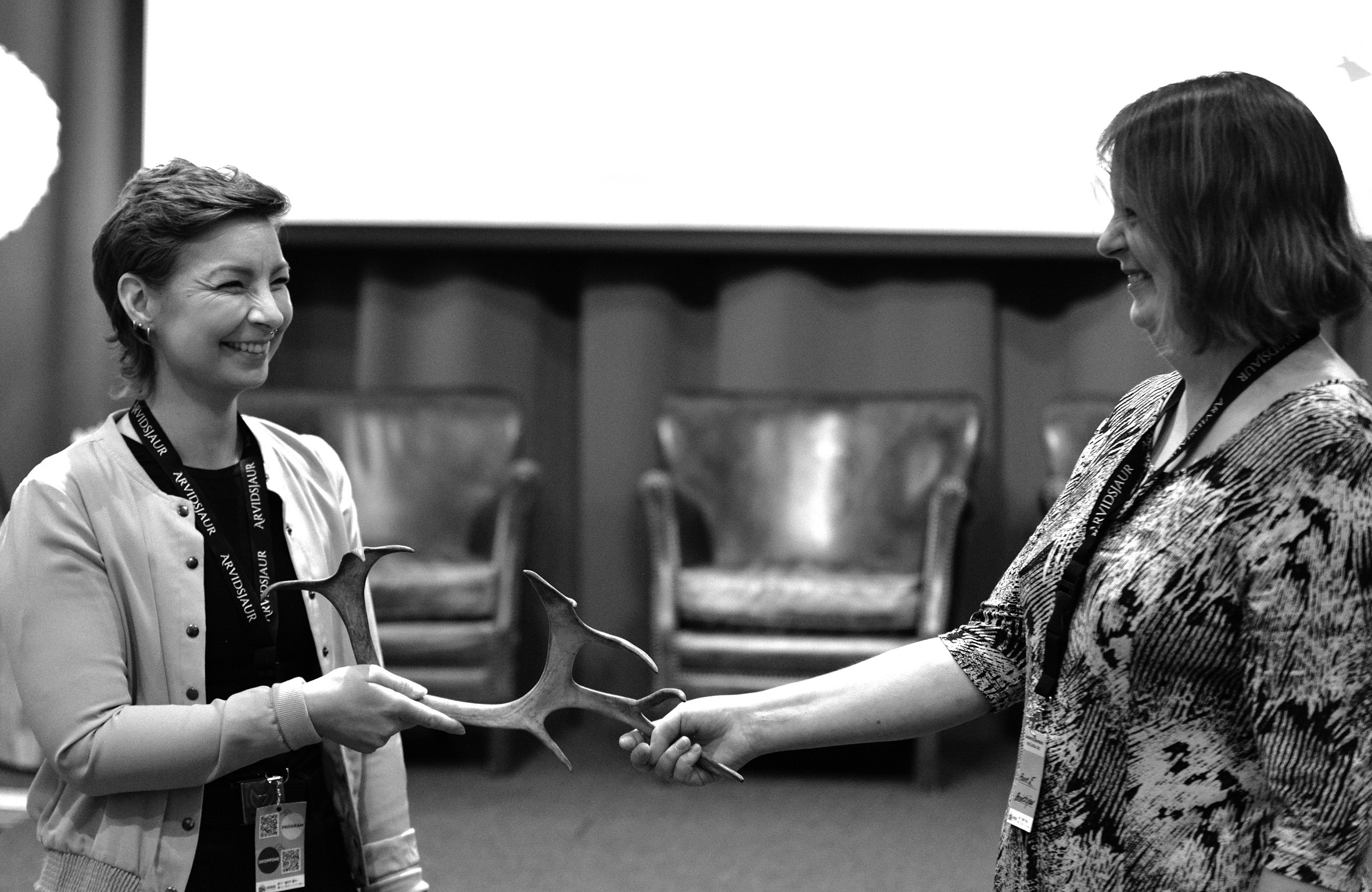 Emma Eriksson, Arjeplog tar emot stafettpinnen, ett renhorn, av näringsstrateg Ann Enoksson, Landsbygdskonferens,