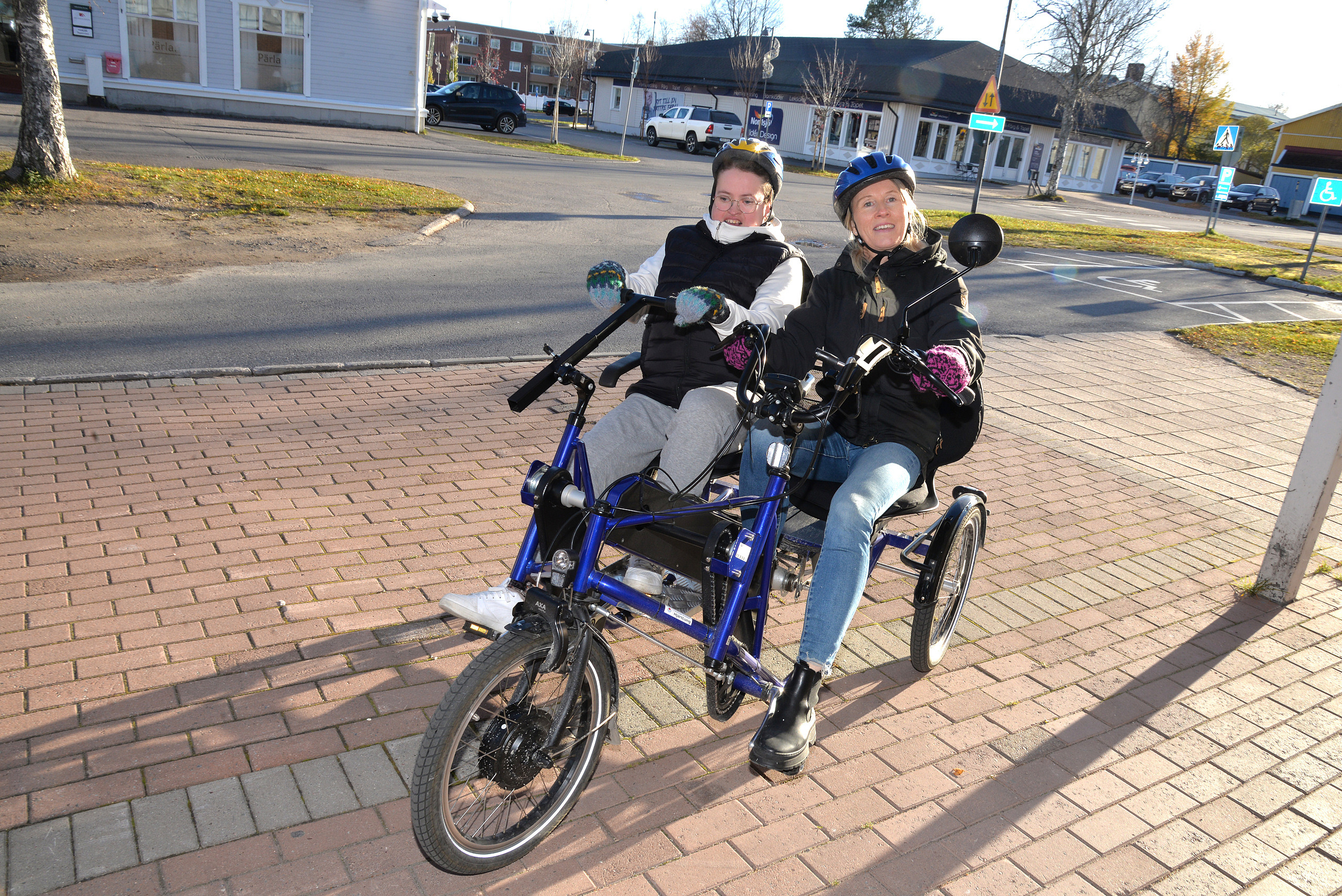 Linnea Lundqvist och personalen Monica Nilsson, kombicykel, Trivseldag för brukare, anhöriga och personal, Vuxenskolan och FUB deltog.