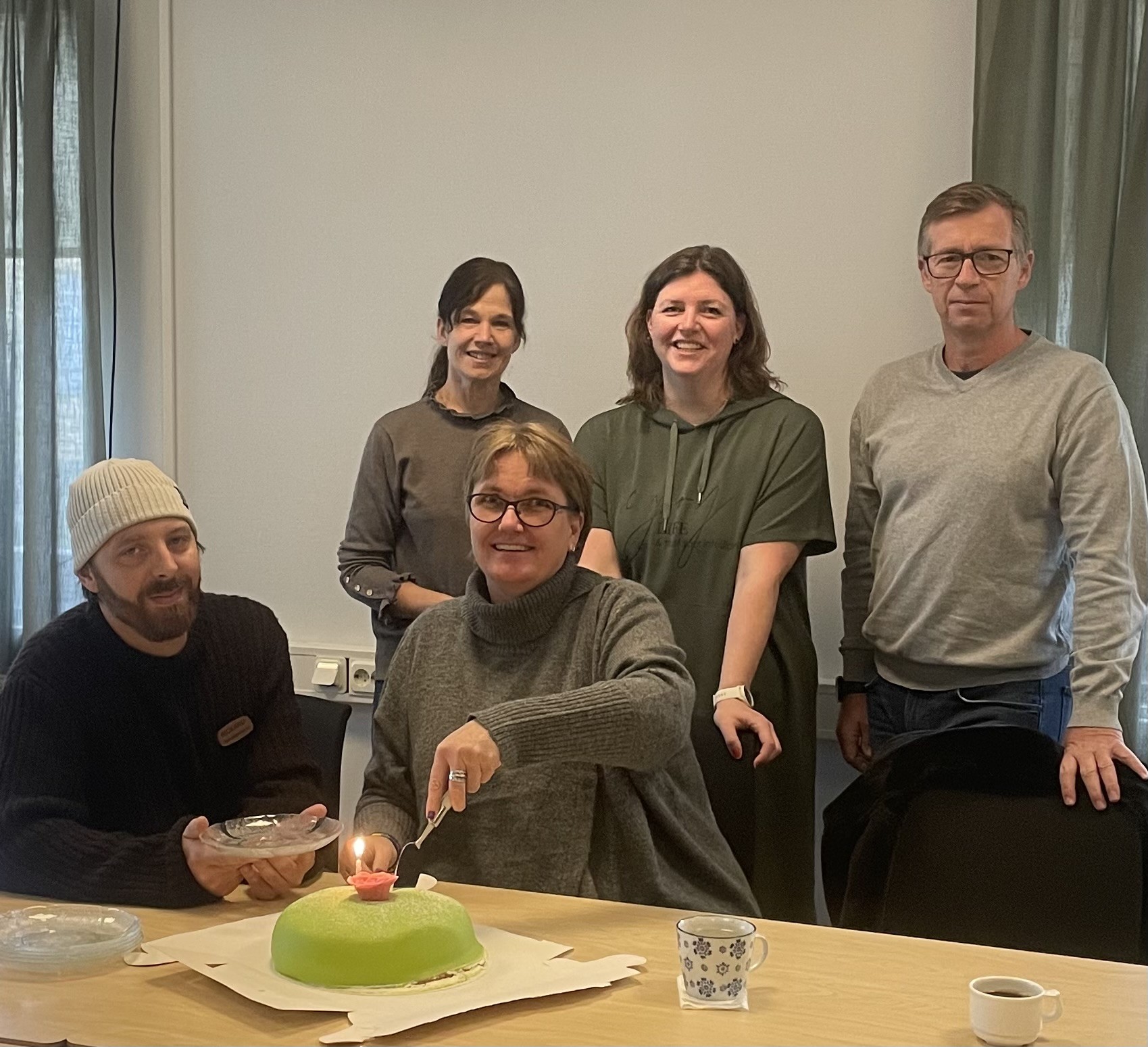 Delar av skolsociala teamet. Övre raden stående från vänster: Lillemor Lundberg, Maria Eklund, Peter Andersson. Nedre raden från vänster: Rickard Kjällander och Anna Lindbäck.
