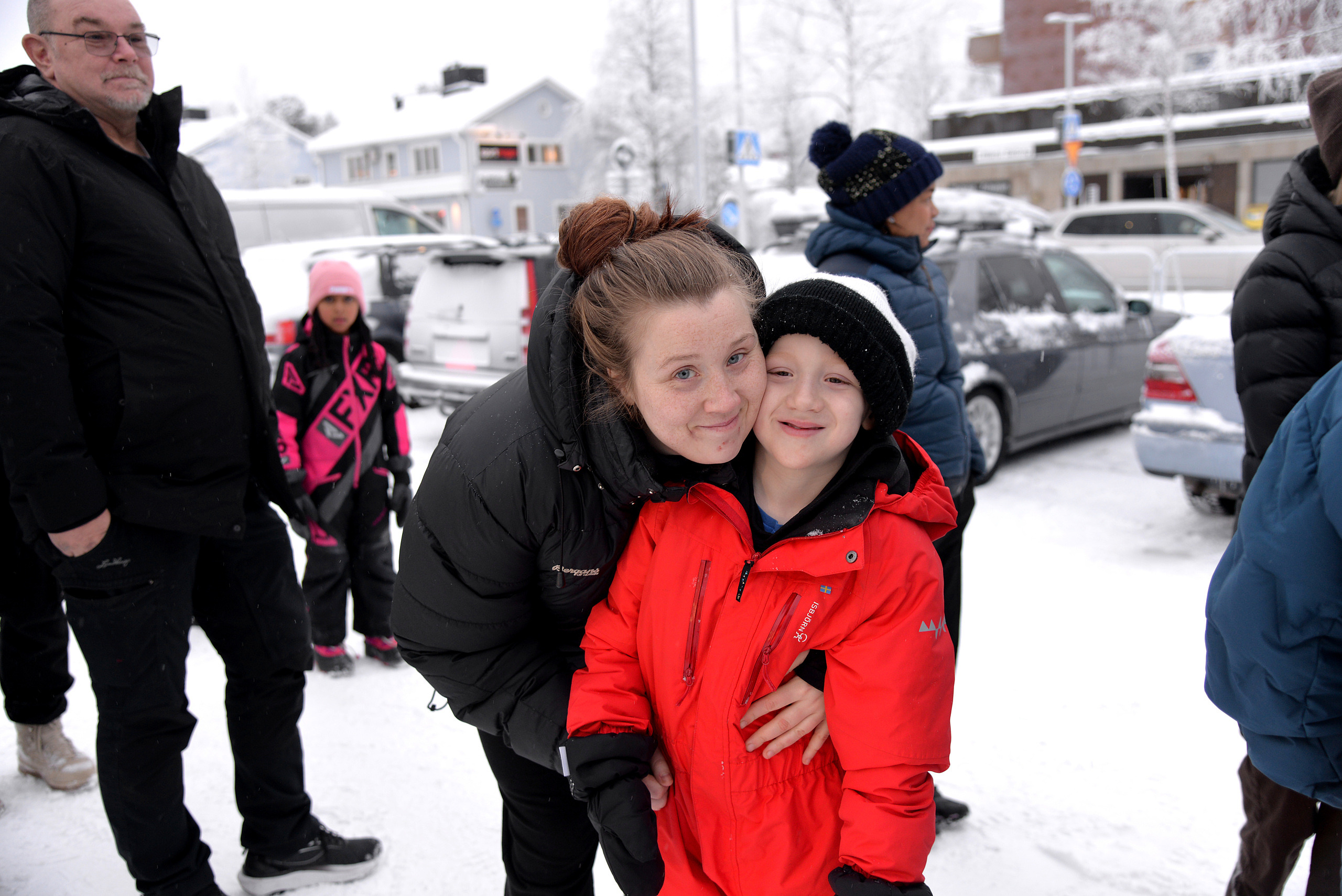 2025-11-22, Invigning av nya Coop, kö, Carl Rönnbo och mamma Lovisa i kön.