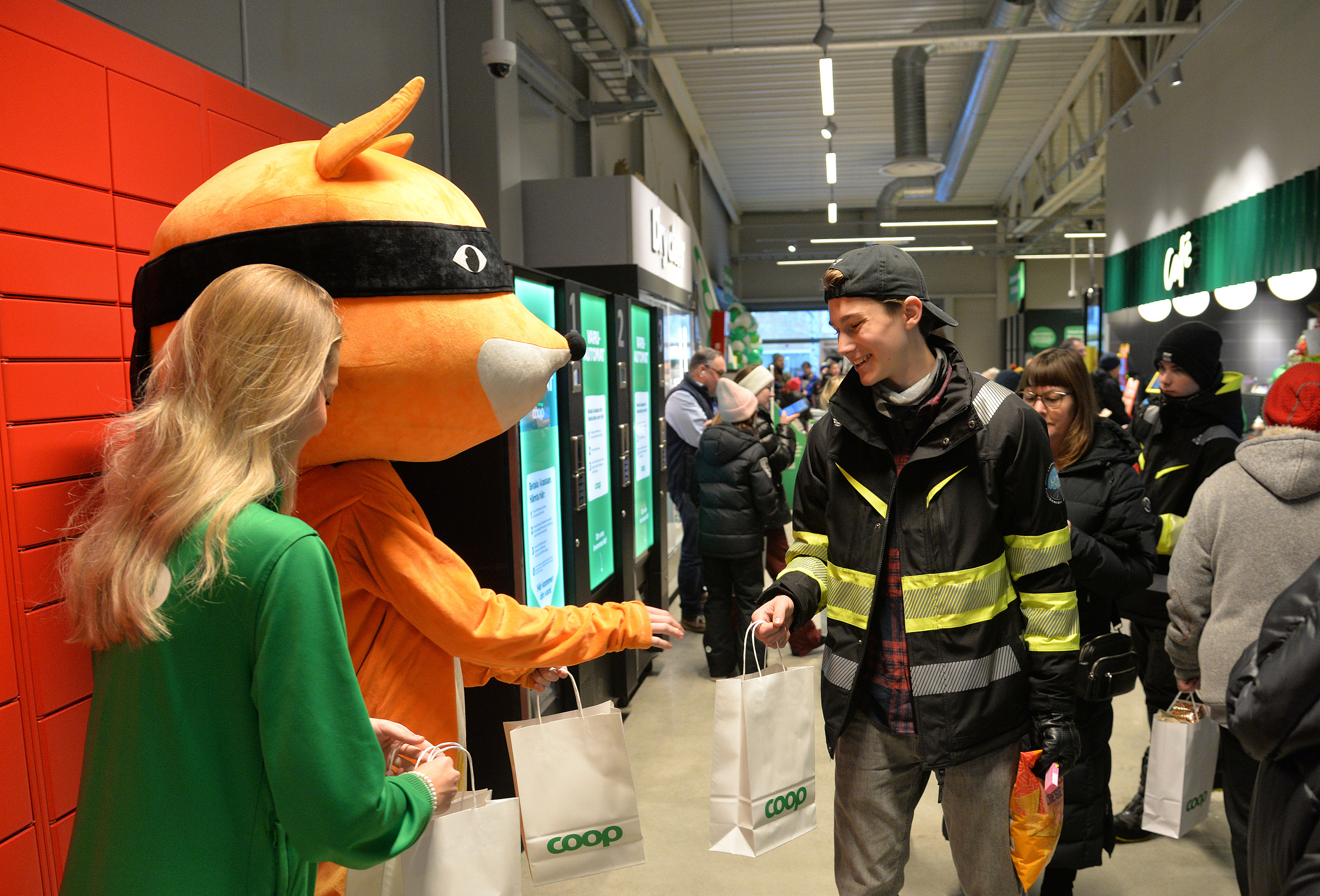 Goodiebag, 2025-11-22, Coops butikchef Ulf Isaksson, klippper invigningsbandet, och hälsar den långa kön välkommen in i nya butiken.