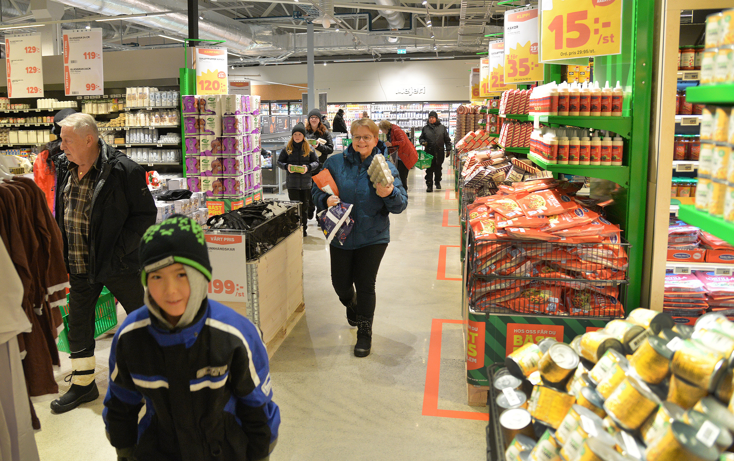 2025-11-22, Coops butikchef Ulf Isaksson, klippper invigningsbandet, och hälsar den långa kön välkommen in i nya butiken.