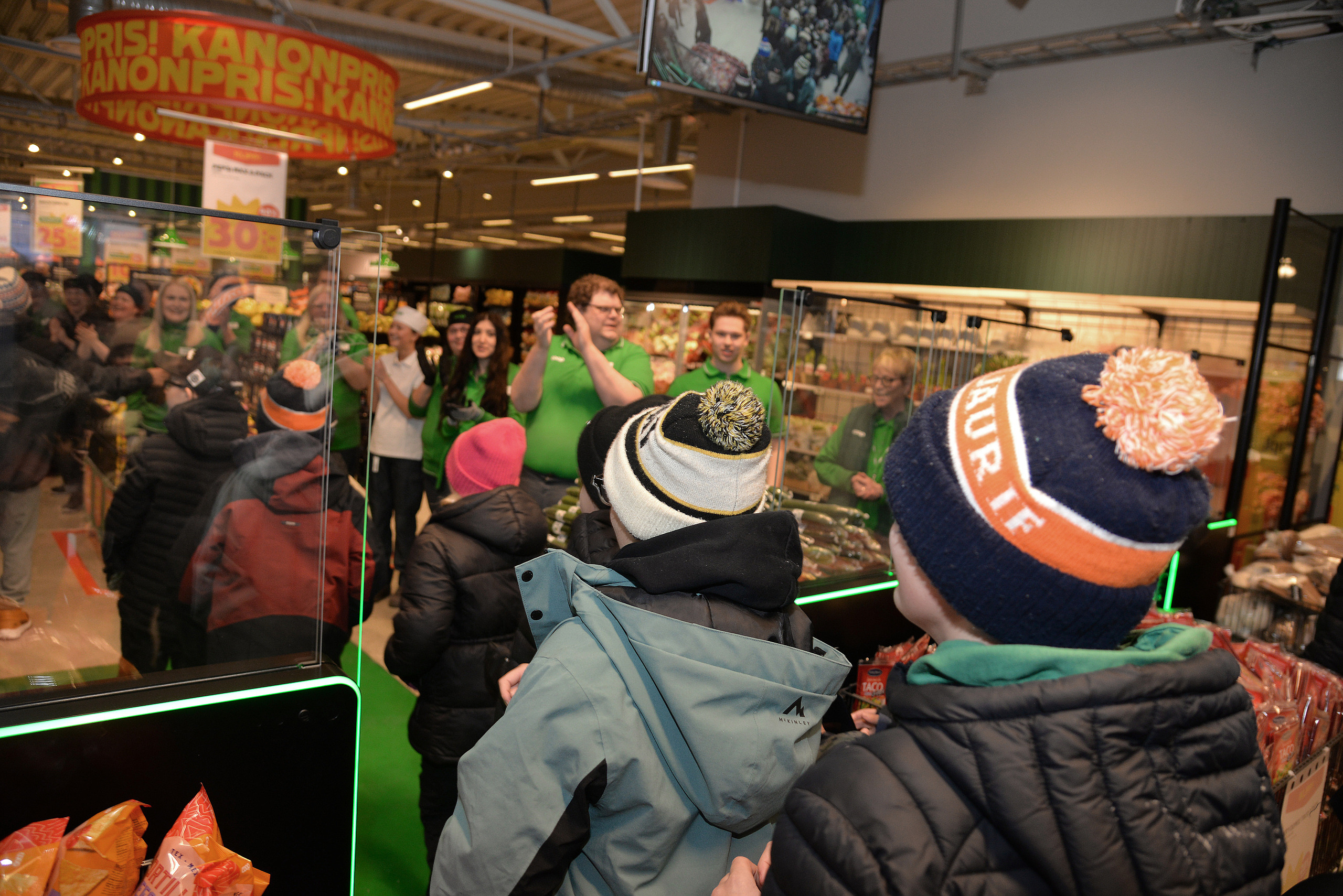 2025-11-22, Coops butikchef Ulf Isaksson, klippper invigningsbandet, och hälsar den långa kön välkommen in i nya butiken.