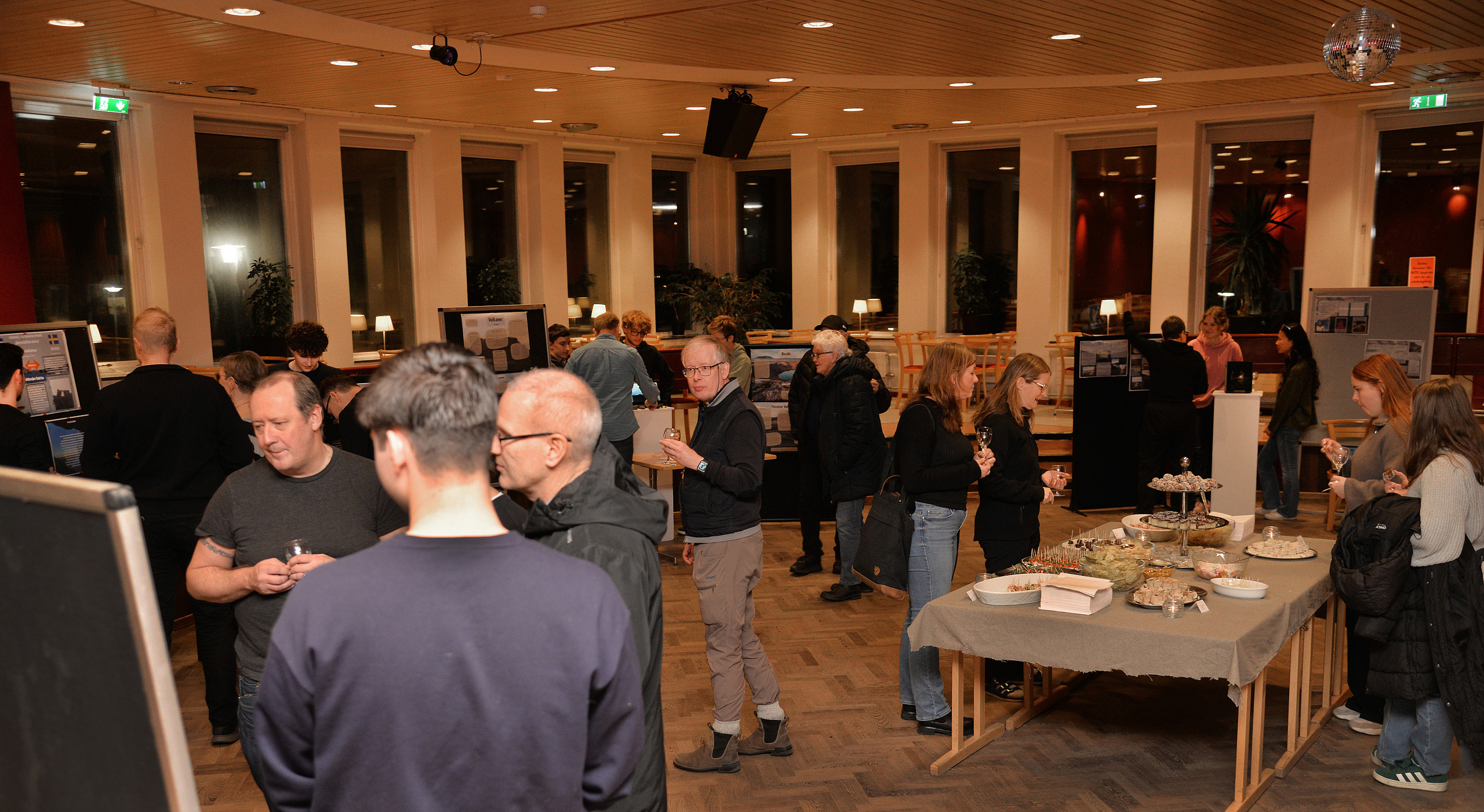 Elevutställning om Island1 Foto Kent Norberg 251118