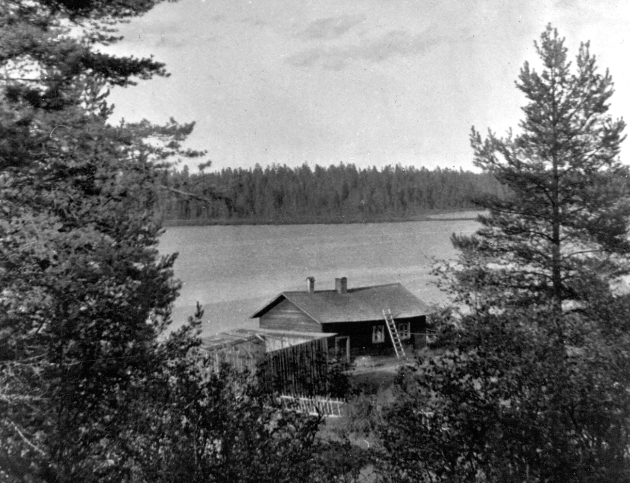 Gamla bad- och tvättstugan vid sjön Ringlet. ###Tidigt 1900-tal. Byggnaden hade också bastu och användes både till badstuga och tvättstuga fram till 1930 när vatten och avlopp installerades i Arvidsjaur och hushållen fick egna tvättmöjligheter.