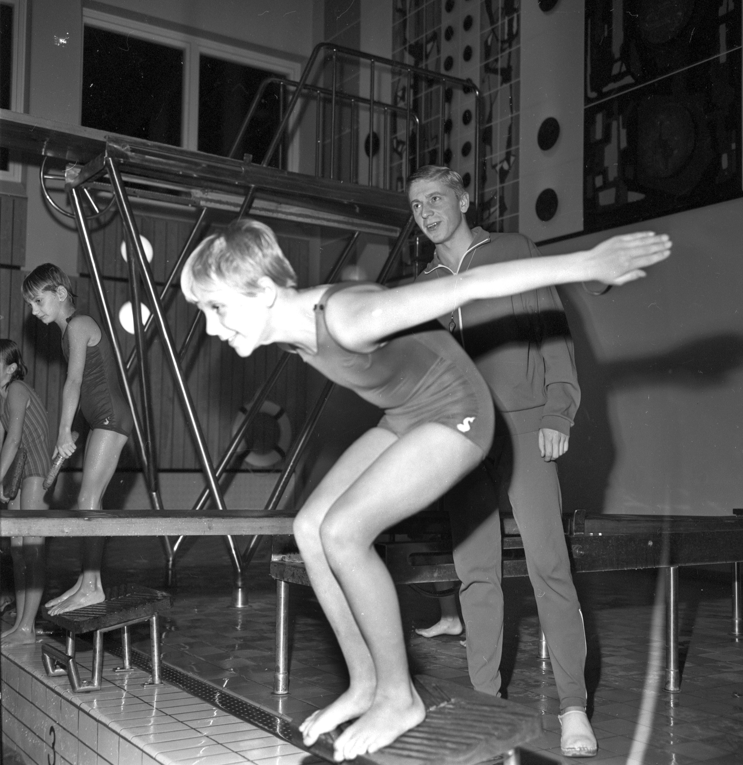 Inger Gustafsson elev och badmästaren Hans Forslund foto NV 1960-tal.