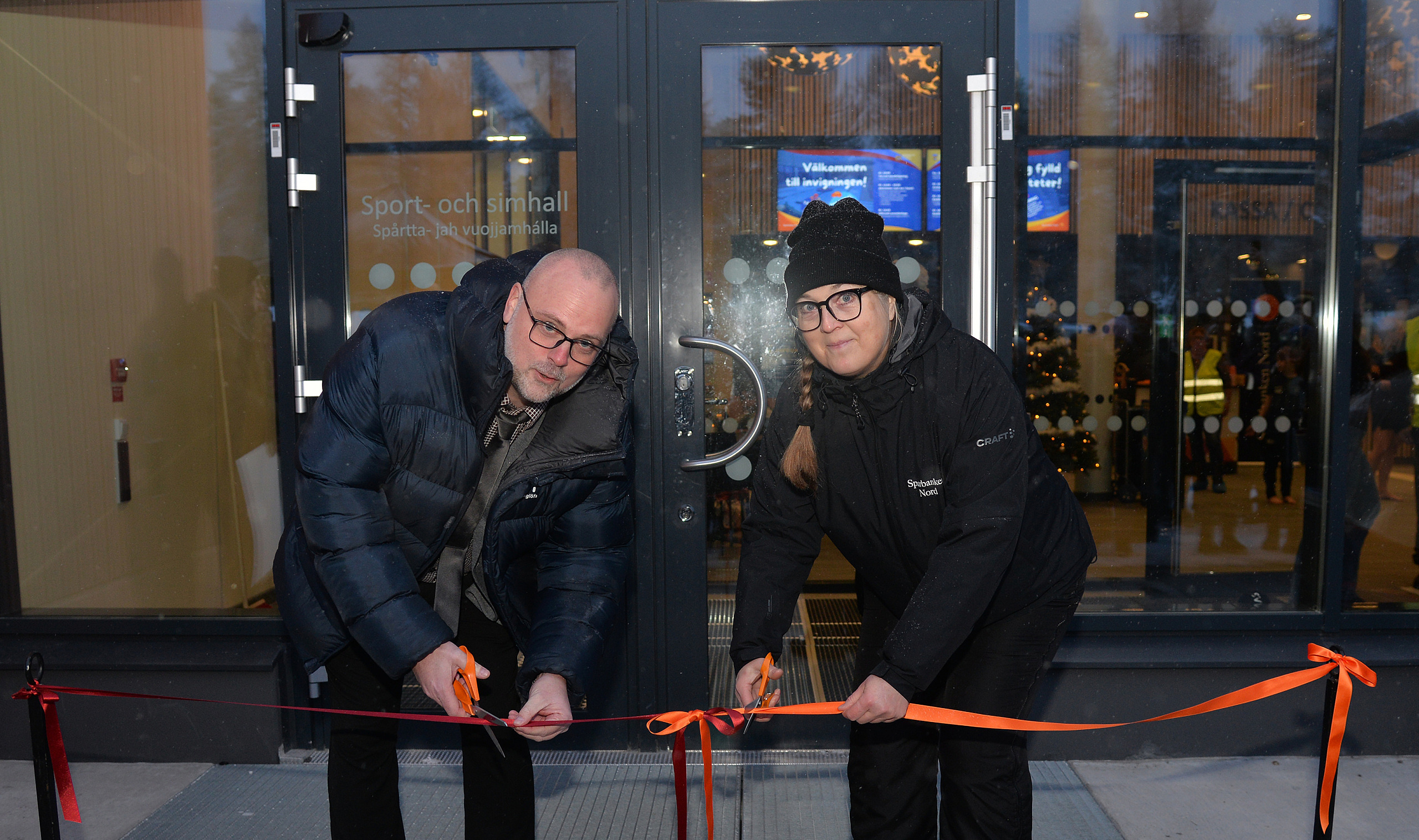 Klipper invigningsband, Marcus Lundberg och Ann-Louise Högberg, Invigning av Sparbanken Nord Sport- och simhall, foto Kent Norberg, 2025-12-06