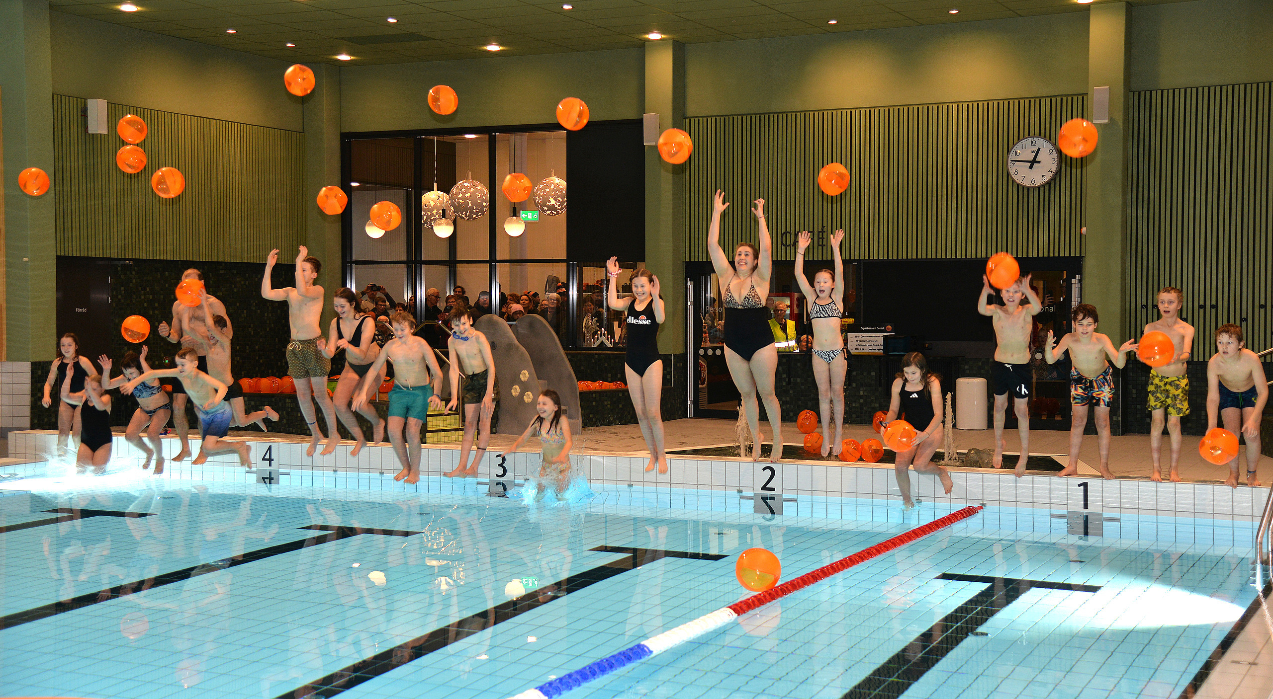 Premiärhopp i plurret, simbassäng, bad, Invigning av Sparbanken Nord Sport- och simhall, foto Kent Norberg, 2025-12-06
