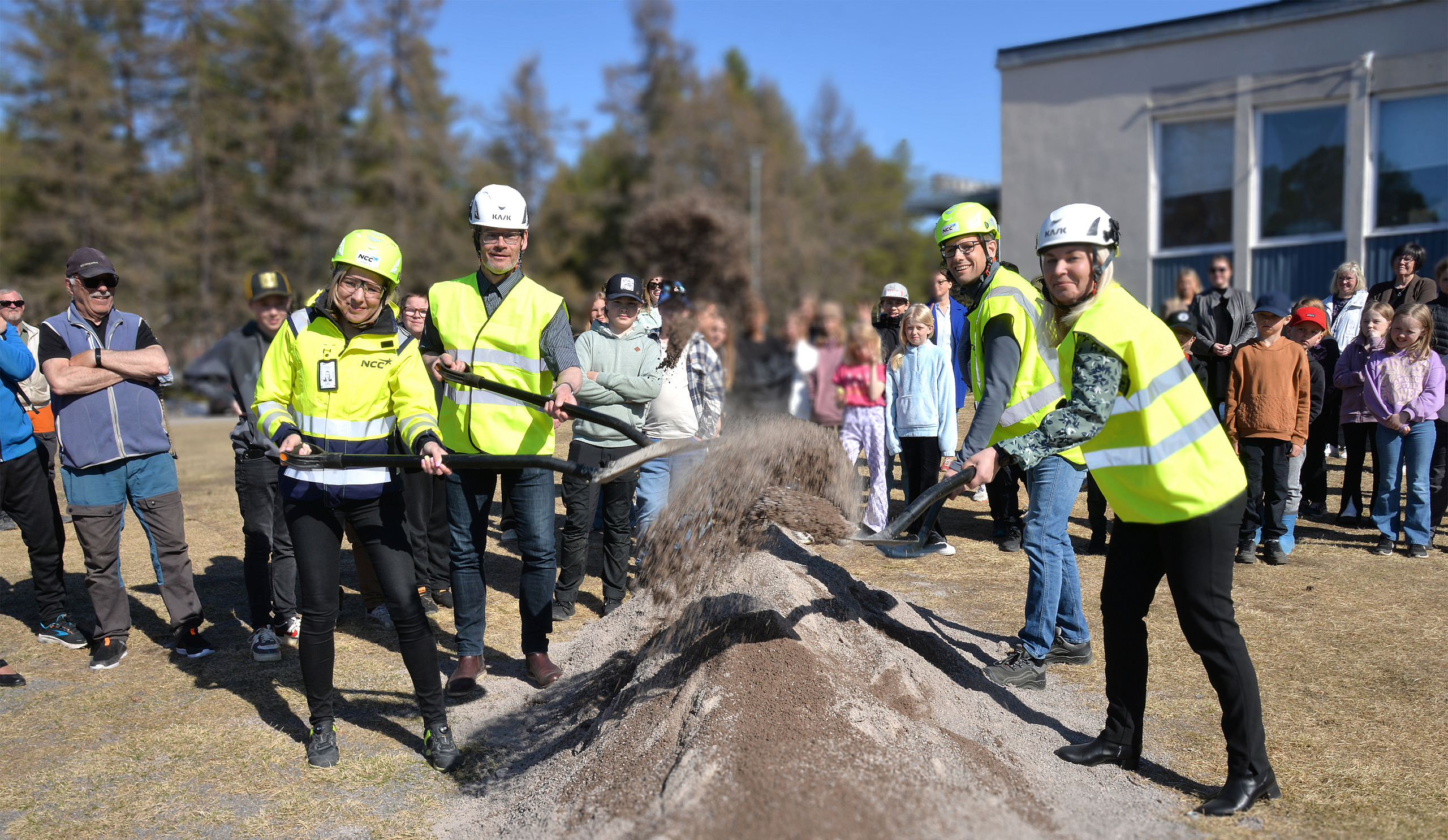 första spadtaget inför bygget av nya sport- och simhall i Ajaur. F.d kommunalrådet Lasse Forsgren två fr vänster.