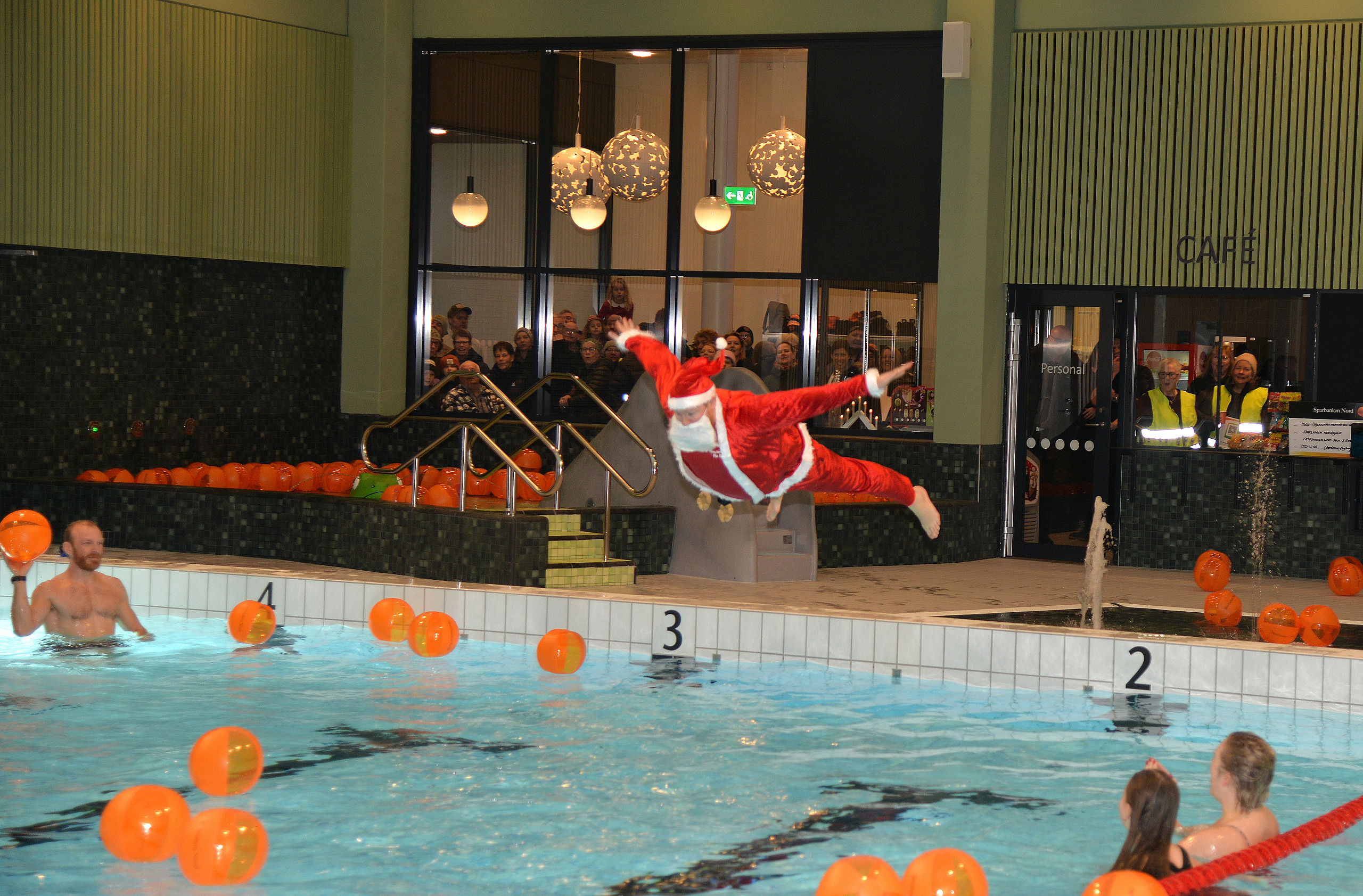 Tomten, dyker, magplask, Invigning av Sparbanken Nord Sport- och simhall, foto Kent Norberg, 2025-12-06