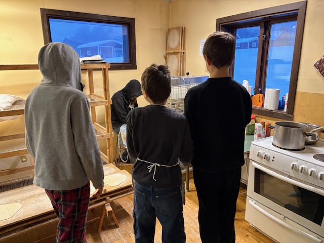 Elever i bagarstugan i Glommersträsk, Parkskolan, foto Maria Boström.