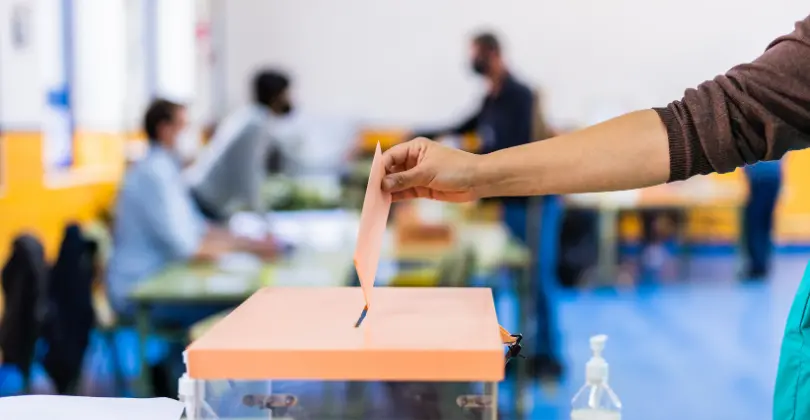 En vallokal där människor röstar