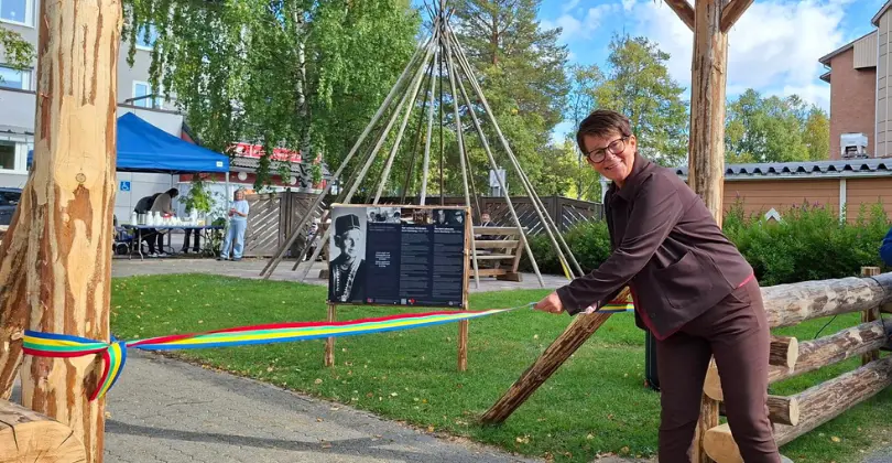 Lena Ruth klipper ett band. 