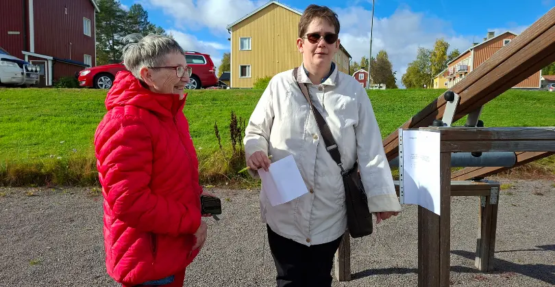 två personer på tipspromenad
