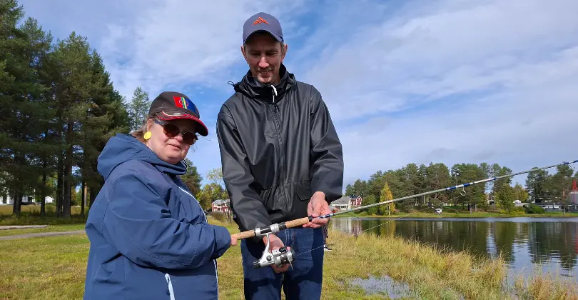två personer som kastar fiksespöet