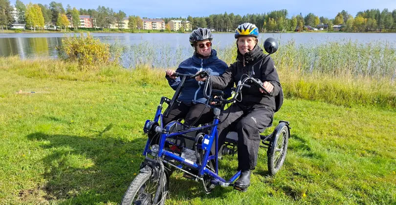 två personer på en kombicykel